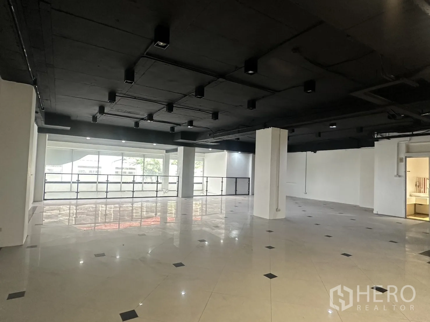 零售空间 for rent in Pathum Wan, Bangkok - 宽敞夹层，多个筒灯并设通往洗手间的门