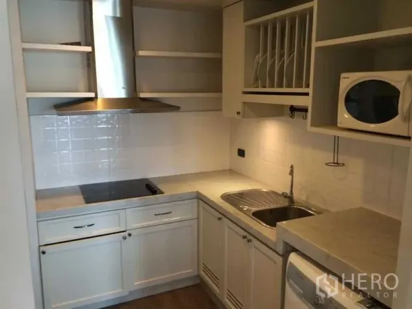 คอนโด ให้เช่าในKhlong Luang, Pathum Thani - ครัวรูปตัว U ตู้สีขาว เครื่องดูดควัน เตาไฟฟ้า อ่างล้างจาน และไมโครเวฟ ที่คอนโด Nusasiri Grand ใกล้ BTS เอกมัย