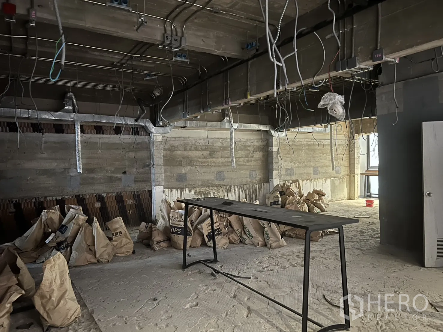 อาคารพาณิชย์ ให้เช่าในBang Rak, Bangkok - ชั้นยังไม่เสร็จ มีสายไฟห้อย ดักท์ และถุงงานก่อสร้าง