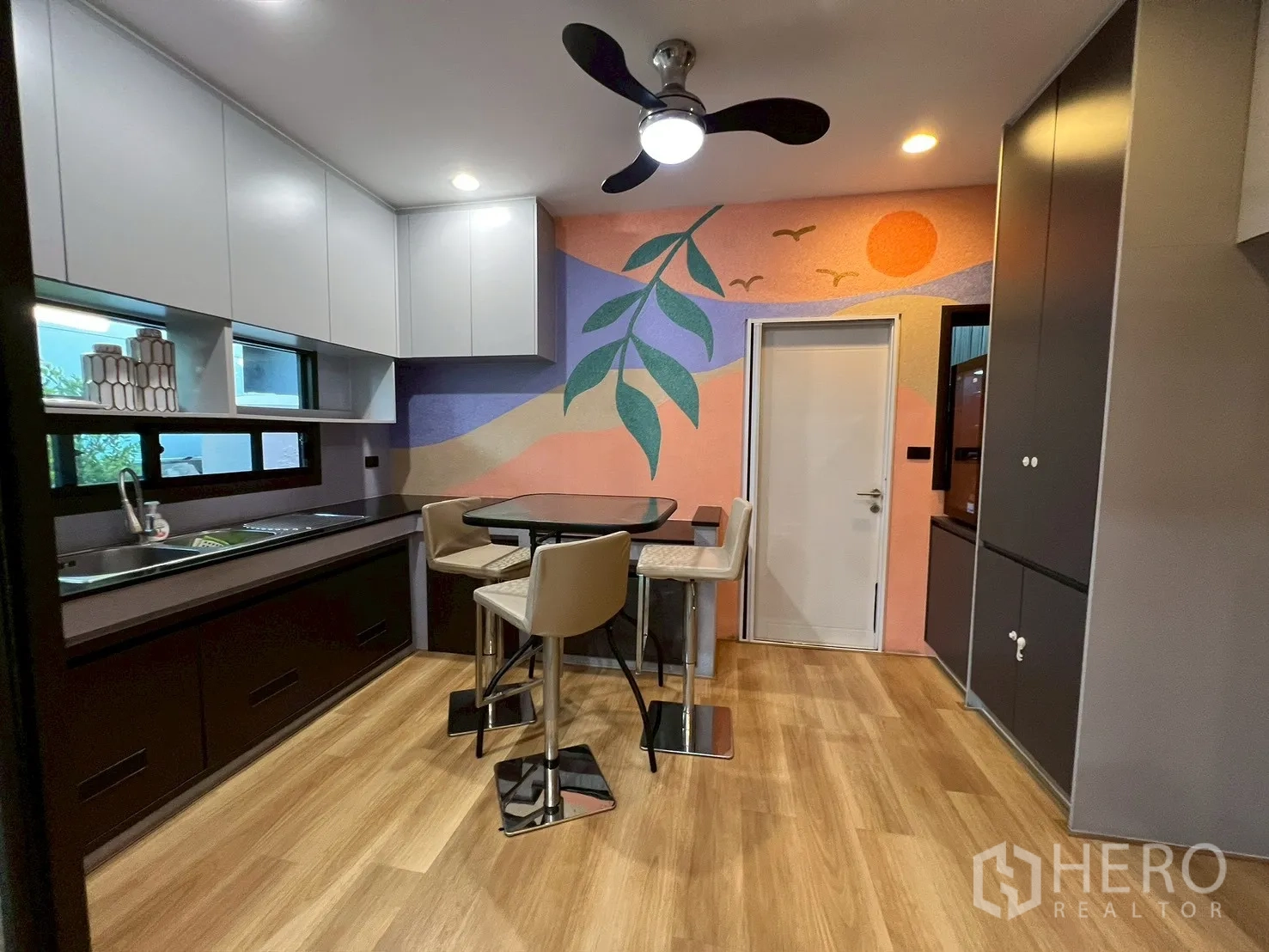 独栋房屋 for rent in Bang Kapi, Bangkok - 色彩缤纷的餐吧式茶水间，带橱柜、水槽与吧台桌。
