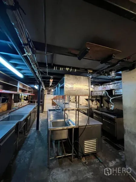 พื้นที่ขายปลีก ให้เช่าในWatthana, Bangkok - ห้องครัวเชิงพาณิชย์ อ่างสแตนเลส โต๊ะเตรียมอาหาร ฮูดดูดควัน และท่อเดินลอย