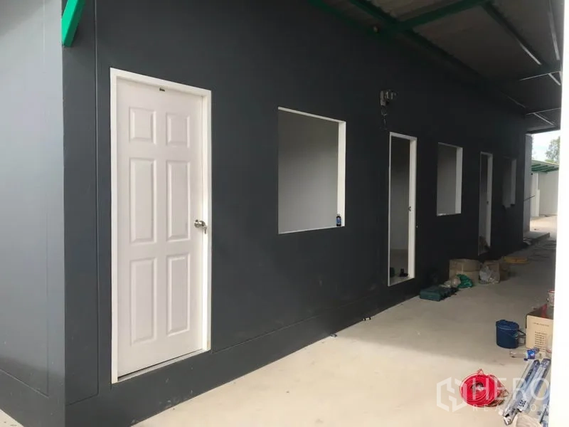 工厂 出租或出售在Mueang Samut Sakhon, Samut Sakhon - 侧边服务建筑，多个入口门与有顶走道。