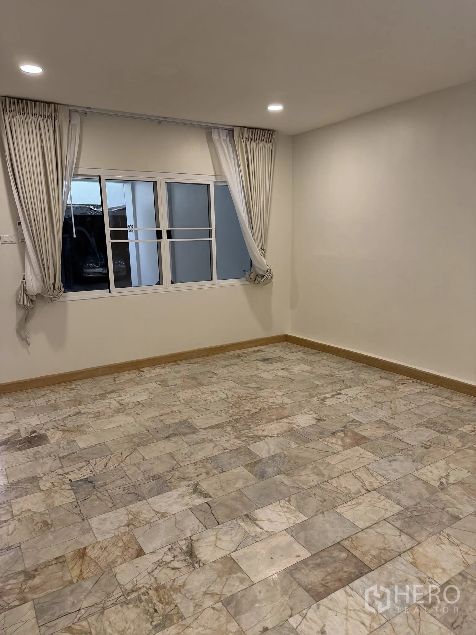 联排别墅 for rent or sale in Yan Nawa, Bangkok - 空房间，石材地板、筒灯与带窗帘的窗户