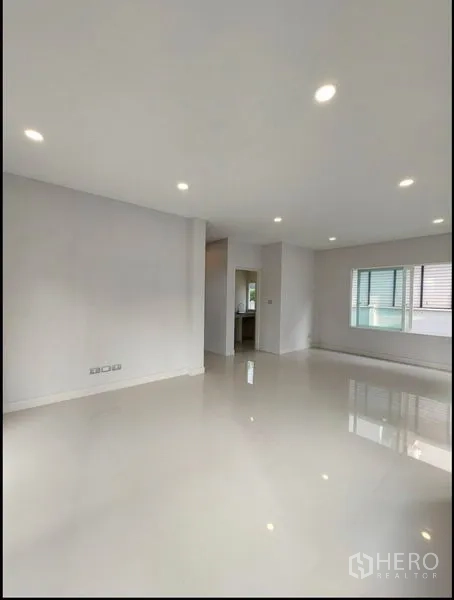 บ้าน ขายในBang Yai, Nonthaburi - พื้นที่รับแขกชั้นล่างกว้าง ปูกระเบื้องเงา พร้อมหน้าต่างบานใหญ่