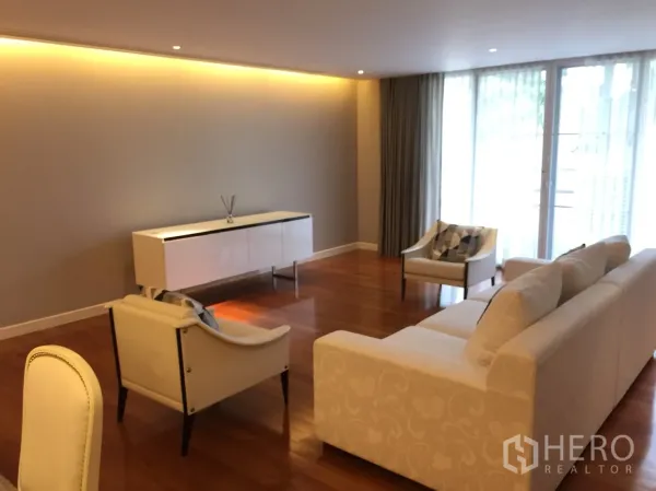 คอนโด ให้เช่าในWatthana, Bangkok - ห้องนั่งเล่นกว้าง โซฟาเซ็ต ตู้วางของ และหน้าต่างสูงจรดเพดาน