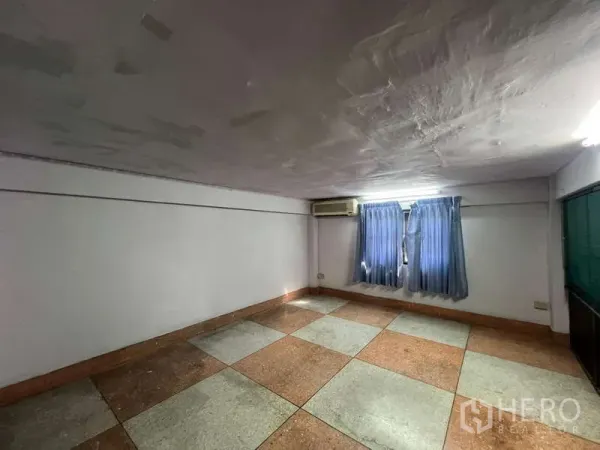 อาคารพาณิชย์ ให้เช่าในSuan Luang, Bangkok - ห้องทำงานขนาดกะทัดรัด พื้นกระเบื้อง ผ้าม่าน และแอร์แขวนผนัง