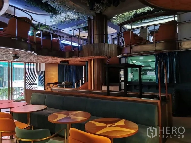 พื้นที่ขายปลีก ให้เช่า - เลานจ์ชั้นล่างติดหน้าต่างสูง เห็นชั้นลอยและคอลัมน์ตกแต่ง