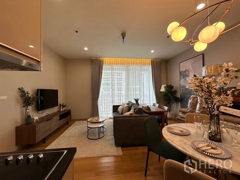 คอนโด ให้เช่าในWatthana, Bangkok - โซนนั่งเล่นอบอุ่น มีพรมและโต๊ะกลางซ้อนกัน พร้อมผ้าม่านบานใหญ่รับแสงธรรมชาติ