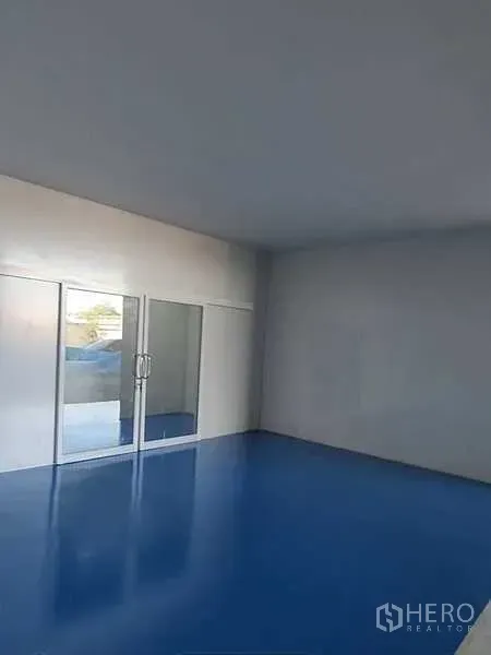 工厂 出租在Lam Luk Ka, Pathum Thani - 带玻璃隔断的办公室/会议室，蓝色环氧地坪。