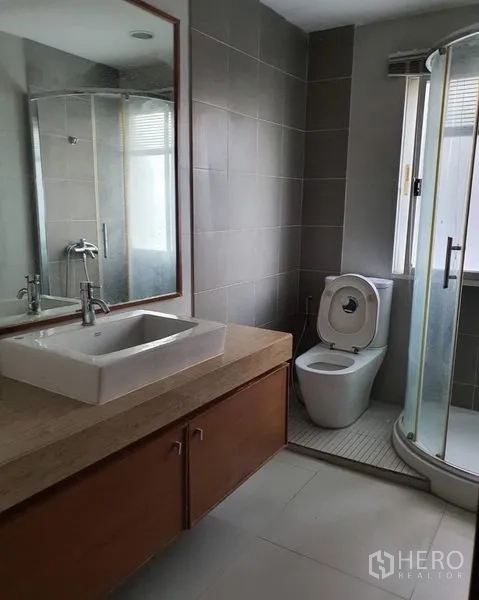 คอนโด ให้เช่าในWatthana, Bangkok - ห้องน้ำสมัยใหม่ อ่างล้างหน้าเคาน์เตอร์หิน โถสุขภัณฑ์ และตู้กระจกอาบน้ำติดหน้าต่าง