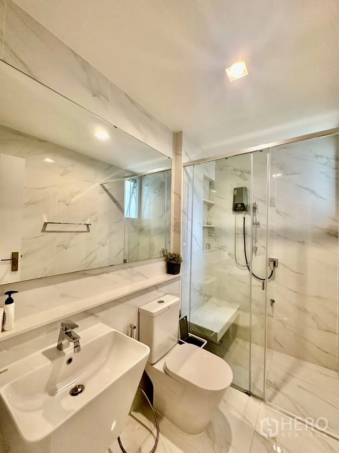 บ้านเดี่ยว for rent in Bang Phli, Samut Prakan - ห้องน้ำพร้อมฉากกั้นอาบน้ำกระจก เคาน์เตอร์อ่างล้างหน้าและกระจกบานใหญ่.