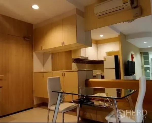 คอนโด ให้เช่าในPhaya Thai, Bangkok - มุมรับประทานอาหาร โต๊ะกระจกเก้าอี้ขาว ใต้ตู้บิลท์อินและเครื่องปรับอากาศ