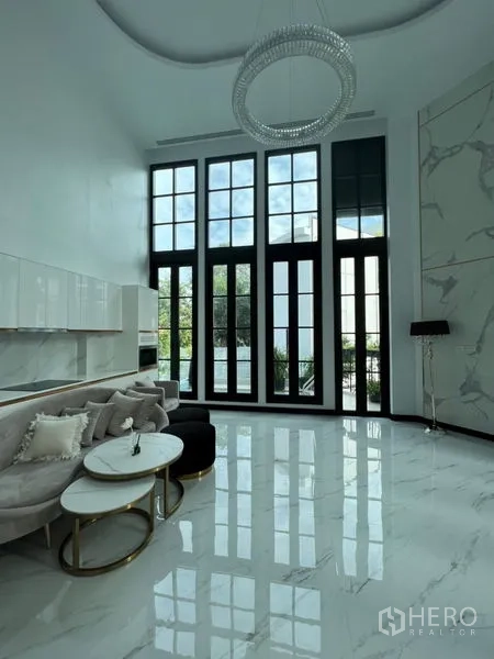 สำนักงานที่บ้าน ให้เช่าหรือขายในWatthana, Bangkok - พื้นที่นั่งเล่นหรู โคมแชนเดอเลียร์ หน้าต่างสูง และทางออกสู่สระระเบียง