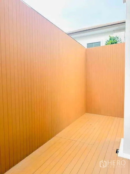 ทาวน์เฮาส์ ให้เช่าในSuan Luang, Bangkok - ชานระเบียงเอาท์ดอร์ส่วนตัว ล้อมรั้วไม้สูงเพื่อความเป็นส่วนตัว