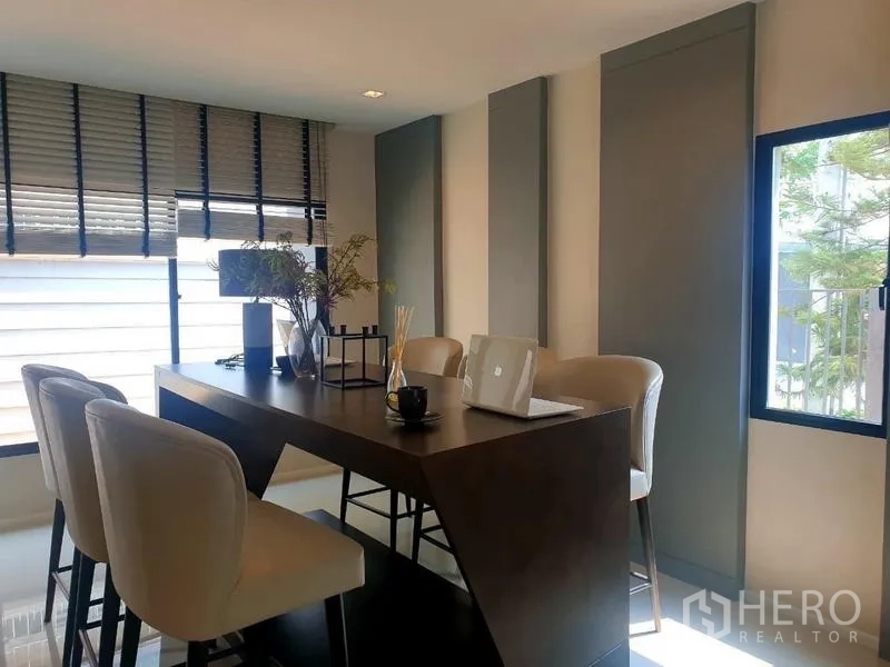 สำนักงานที่บ้าน ให้เช่าในBang Phli, Samut Prakan - พื้นที่ประชุมโต๊ะสูงพร้อมสตูลบุนวมและมู่ลี่หน้าต่าง