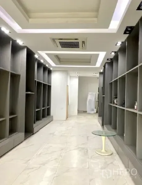 零售空间 出租在Khlong Toei, Bangkok - 店内明亮，内置展示柜与壁架，吊顶筒灯，仿大理石地砖。
