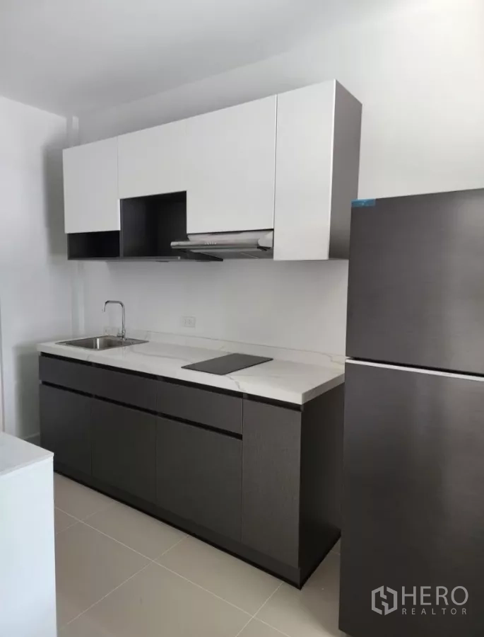 Detached House for rent in Bang Phli, Samut Prakan - Contemporary kitchen with cabinets, sink, cooktop, hood and refrigerator