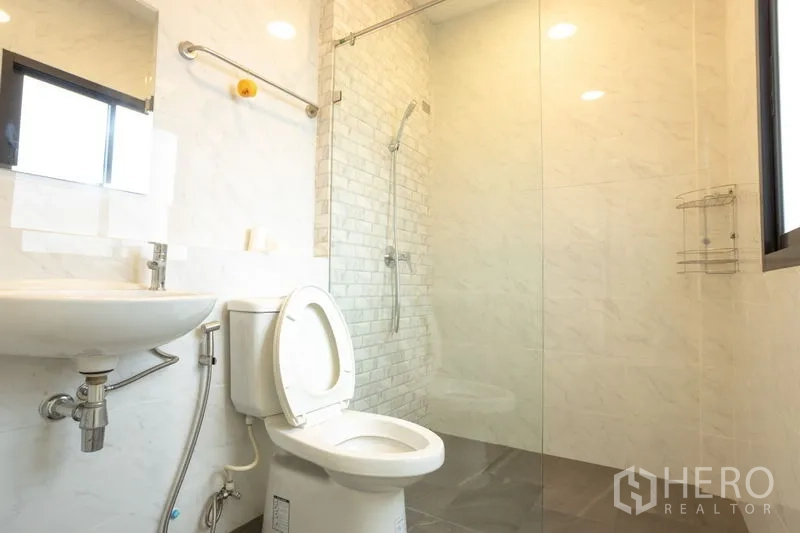 สำนักงานที่บ้าน ให้เช่าในBang Khen, Bangkok - ห้องน้ำสมัยใหม่พร้อมโซนอาบน้ำกระจกบานกั้นและหน้าต่างรับแสง