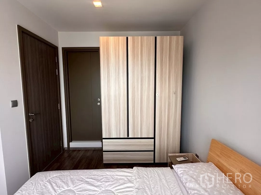 คอนโด ให้เช่าในChatuchak, Bangkok - มุมห้องนอนแสดงตู้เสื้อผ้าและประตูทางเข้า