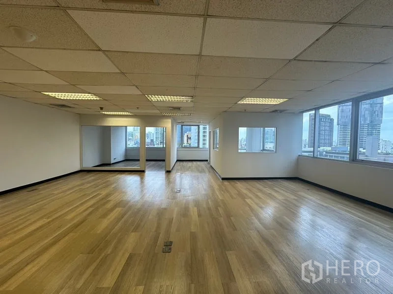 办公空间 出租在Phra Khanong, Bangkok - 明亮开放式办公室，双侧开窗并设玻璃隔断会议室。