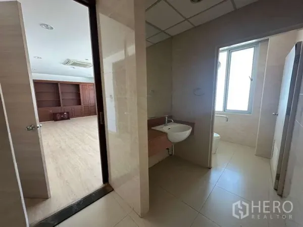 สำนักงาน ให้เช่าในPrawet, Bangkok - พื้นที่หน้าห้องน้ำปูกระเบื้อง มีหน้าต่างรับแสงและแยกโถสุขภัณฑ์