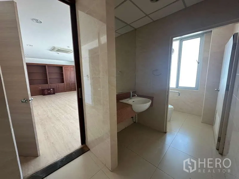 สำนักงาน ให้เช่าในPrawet, Bangkok - พื้นที่หน้าห้องน้ำปูกระเบื้อง มีหน้าต่างรับแสงและแยกโถสุขภัณฑ์