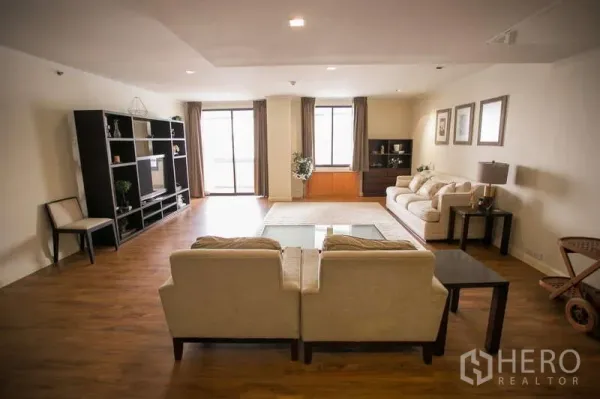 คอนโด ให้เช่าหรือขายในWatthana, Bangkok - อีกมุมของห้องนั่งเล่นสว่าง พร้อมทางออกระเบียงและชั้นวางของ