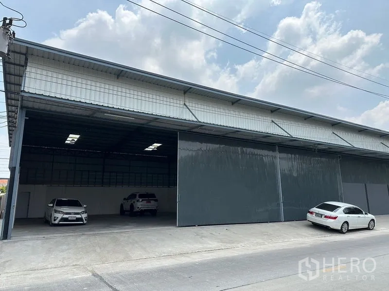 คลังสินค้า ให้เช่าในLam Luk Ka, Pathum Thani - ช่องเปิดบางส่วนด้านหน้า โชว์พื้นที่จอดรถมีหลังคาและทางวิ่งกว้าง