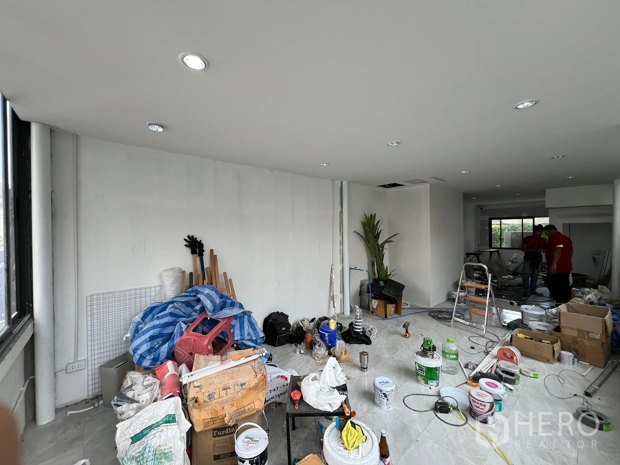 零售空间 出租在Khlong Toei, Bangkok - 开放式空间装修进行中，白色筒灯与大窗