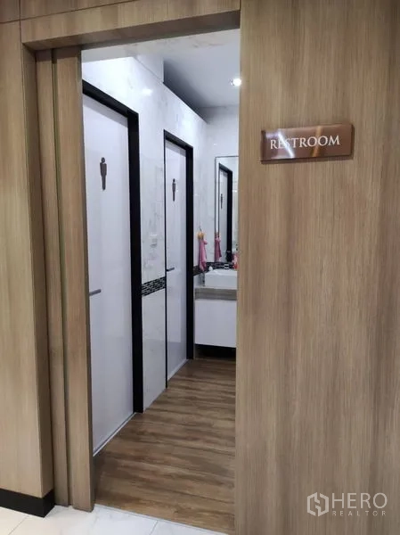 คลังสินค้า ขายในLat Krabang, Bangkok - โถงห้องน้ำ แยกชายหญิง พร้อมอ่างล้างมือ