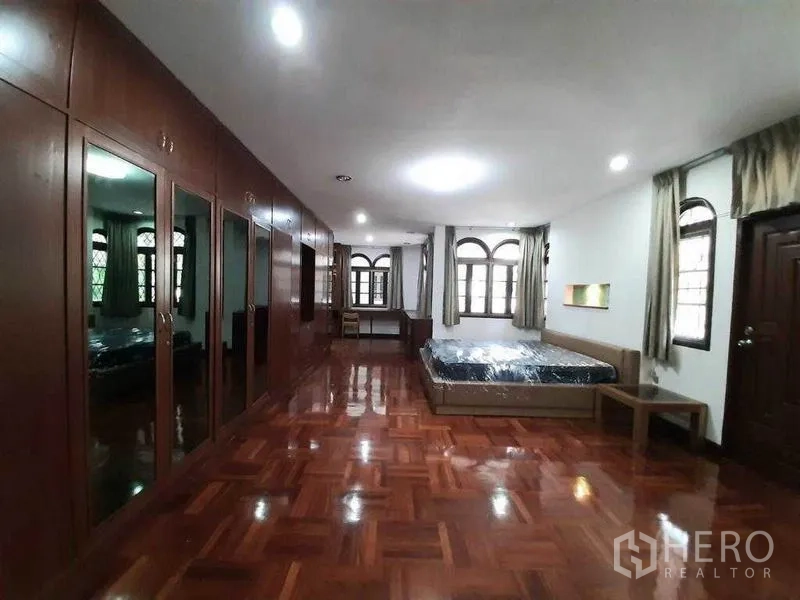 独立式住宅 出租在Watthana, Bangkok - 超大主卧，一整面嵌入式衣柜与光亮木地板。