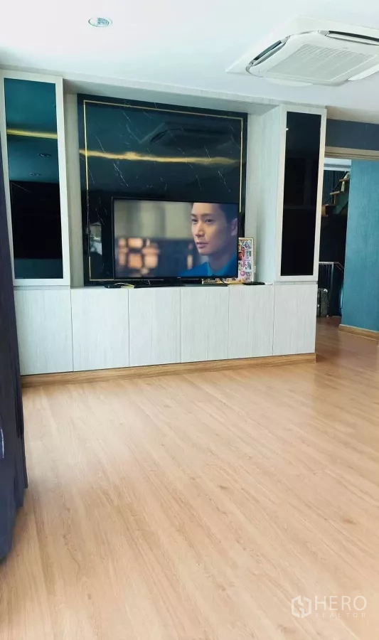 บ้าน ให้เช่าหรือขายในKhan Na Yao, Bangkok - ห้องครอบครัวกว้าง ผนังทีวีบิลท์อิน พื้นไม้ และแอร์ฝังฝ้า