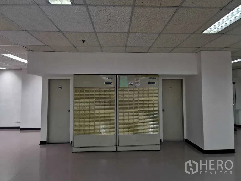 办公空间 出租在Watthana, Bangkok - 机房或设备间的双门，办公室内置空调机组。