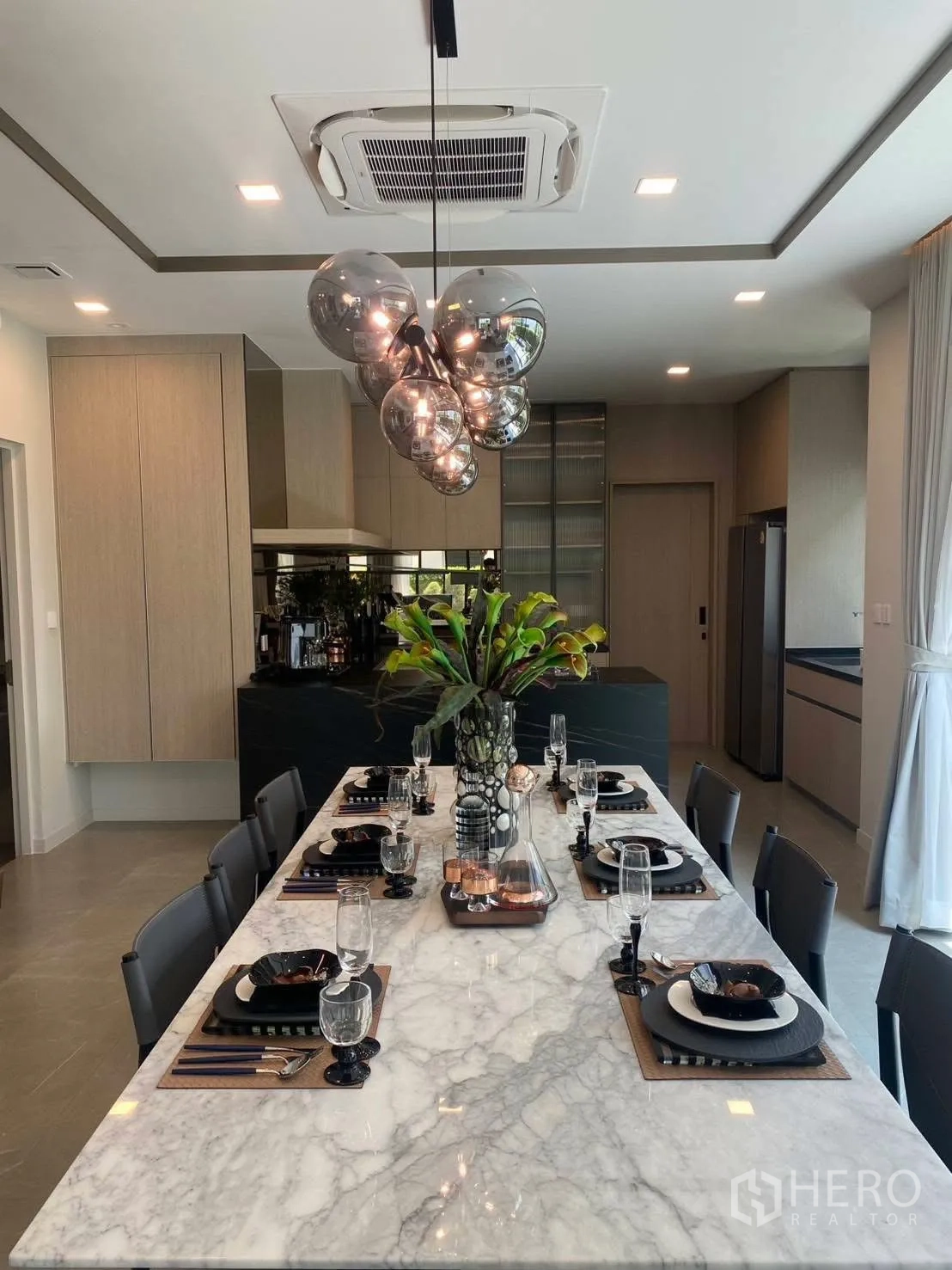 บ้านเดี่ยว for rent or sale in Bang Phli, Samut Prakan - ห้องรับประทานอาหารโต๊ะหินอ่อนยาวกับโคมไฟแขวนดีไซน์.