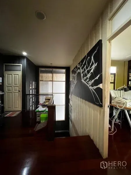 ทาวน์เฮาส์ ให้เช่า - โถงบันไดชั้นบน ประตูบานกระจกและทางออกสู่ระเบียง