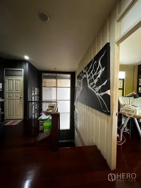 ทาวน์เฮาส์ ให้เช่า - โถงบันไดชั้นบน ประตูบานกระจกและทางออกสู่ระเบียง