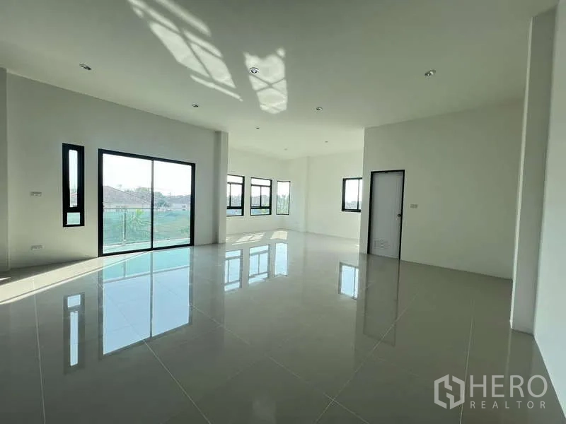 คลังสินค้า ให้เช่าหรือขาย - โซนสำนักงานสว่าง หน้าต่างสองด้าน พื้นกระเบื้องมันเงา