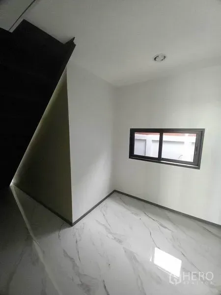 零售空间 出租在Khlong Toei, Bangkok - 楼梯下的小房角，带窗户与光亮的仿大理石地砖