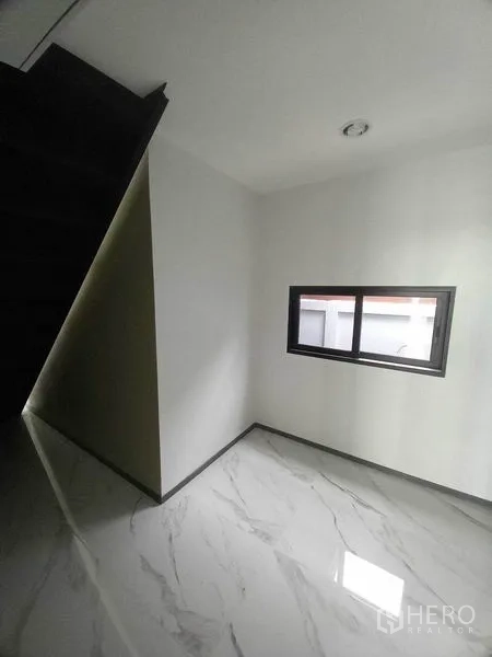 零售空间 出租在Khlong Toei, Bangkok - 楼梯下的小房角，带窗户与光亮的仿大理石地砖