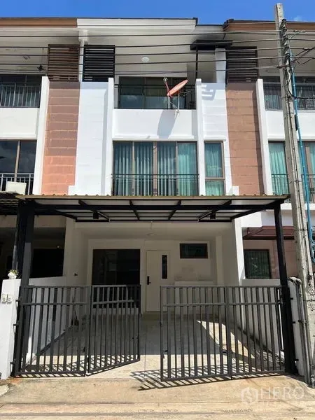 Townhouse for rent in Phra Khanong, Bangkok - Three-storey townhouse exterior with gated carport and balconies in Phra Khanong.