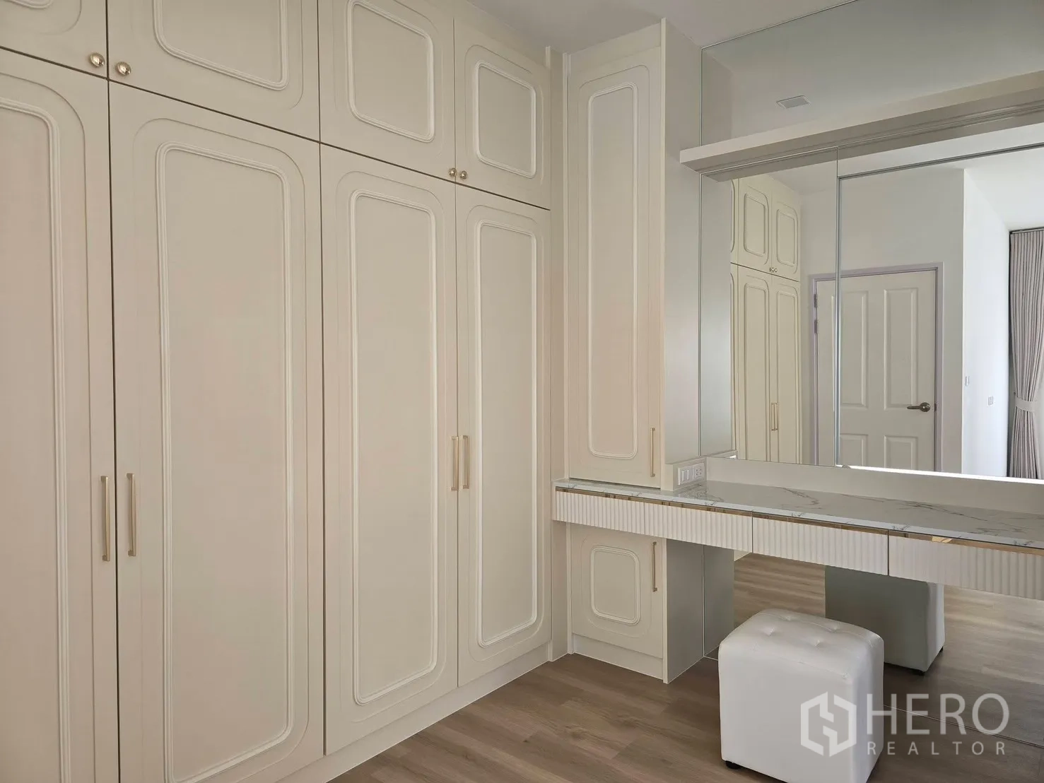 บ้านแฝด for rent in Mueang Samut Prakan, Samut Prakan - ผนังตู้เสื้อผ้าบิวท์อินพร้อมโต๊ะเครื่องแป้งท็อปหินอ่อนและกระจกบานใหญ่