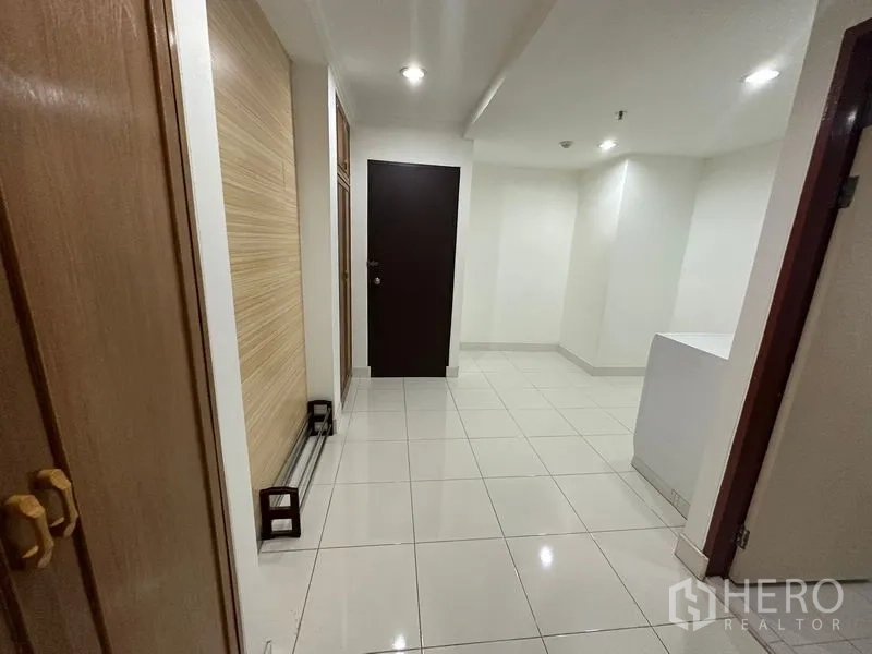 คอนโด ให้เช่าในWatthana, Bangkok - โถงทางเดินพื้นกระเบื้องสีขาว พร้อมตู้เก็บของบิวท์อินภายในคอนโด