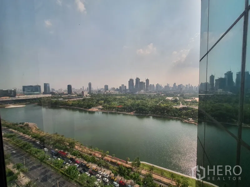 ออฟฟิศ for rent in Khlong Toei, Bangkok - วิวเมืองและทะเลสาบสวนสาธารณะจากชั้นสูง