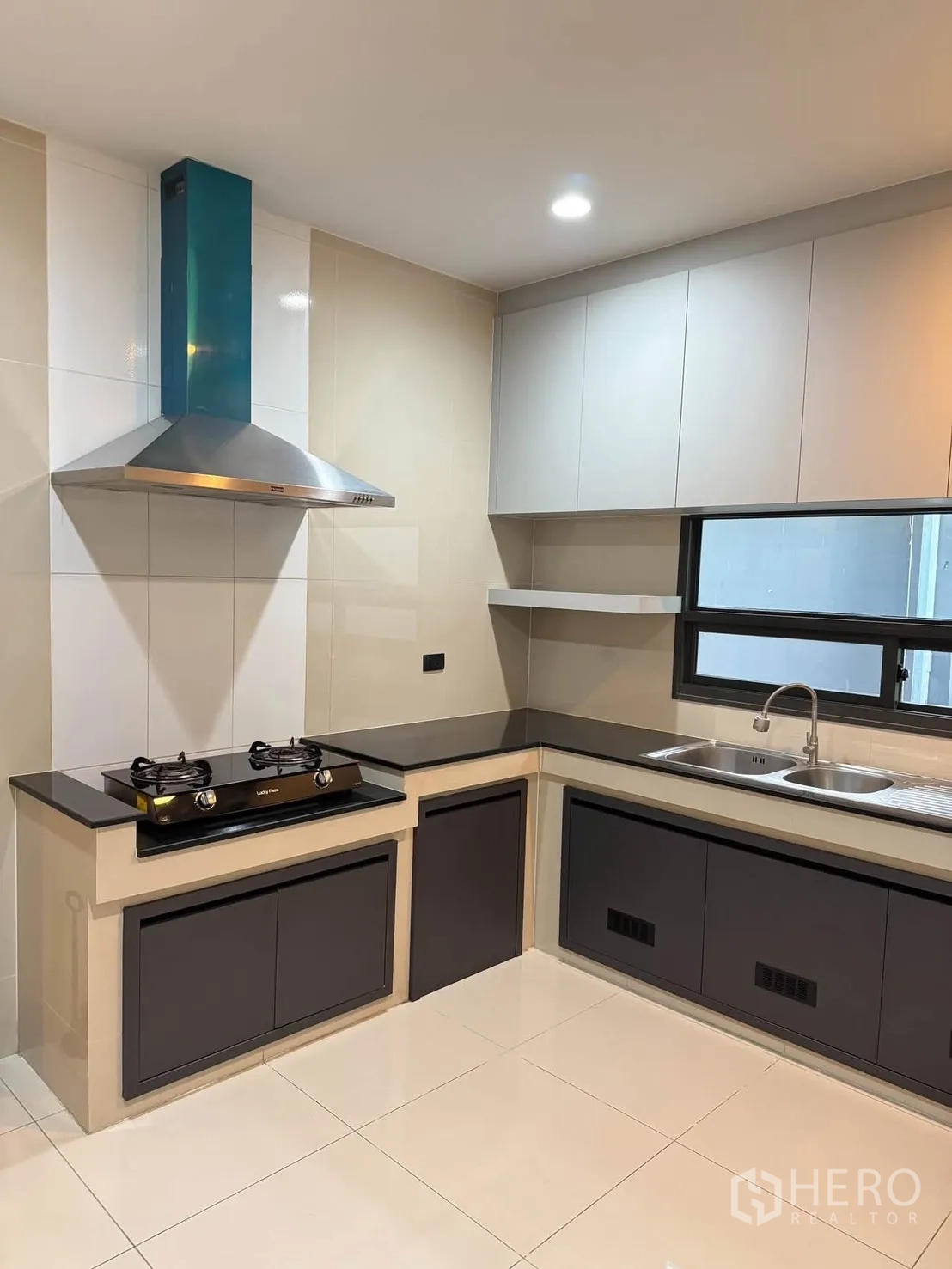 บ้านเดี่ยว for rent in Bang Kapi, Bangkok - ครัวไทยแยกส่วน เคาน์เตอร์รูปตัวแอล เตาแก๊ส เครื่องดูดควัน และอ่างล้างจานคู่