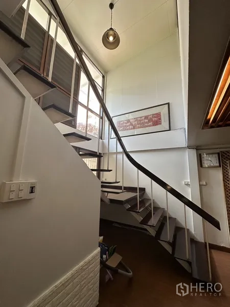บ้าน ให้เช่าในWatthana, Bangkok - บันไดราวเหล็ก เพดานสูง และหน้าต่างบานใหญ่รับแสงธรรมชาติ