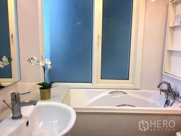 คอนโด ให้เช่าในKhlong Toei, Bangkok - ห้องน้ำสว่างพร้อมเคาน์เตอร์อ่างล้างหน้า อ่างอาบน้ำ และหน้าต่างฝ้ากระจก