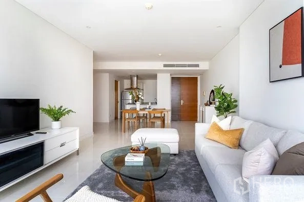 คอนโด ให้เช่าในWatthana, Bangkok - พื้นที่นั่งเล่นและทานอาหารแบบโอเพ่นแปลน พร้อมโซฟา ทีวี และครัว