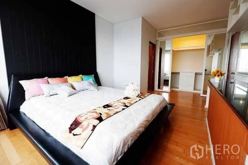 คอนโด ให้เช่าในKhlong San, Bangkok - ห้องนอนใหญ่กว้าง เตียงคิง พื้นไม้ และตู้เสื้อผ้าบิลท์อิน