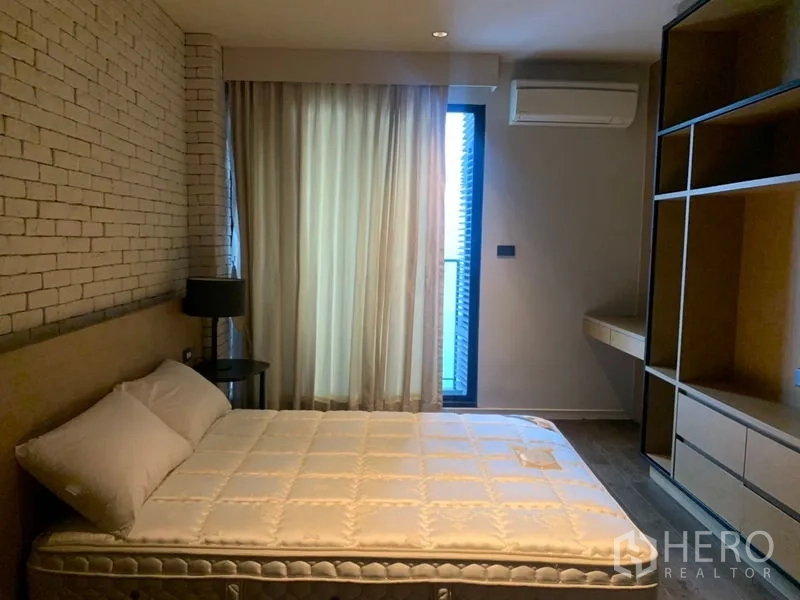 คอนโด ให้เช่าในWatthana, Bangkok - ห้องนอนสว่าง พร้อมชั้นบิลท์อิน โต๊ะทำงาน และประตูระเบียง