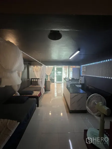 อาคารพาณิชย์ ให้เช่าในKhlong Toei, Bangkok - ห้องทรีตเมนต์ยาวพร้อมเคาน์เตอร์ต้อนรับ เตียงและไฟสลัวกั้นด้วยผ้าม่าน